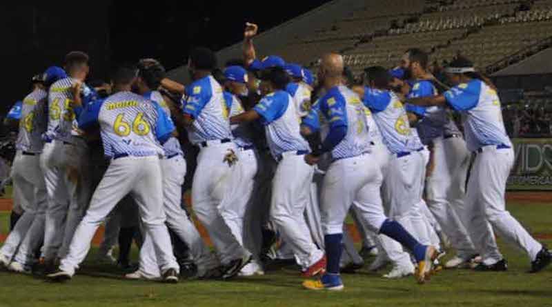 Magallanes vapuleó 5-1 a las Águilas y se mete en puesto de postemporada