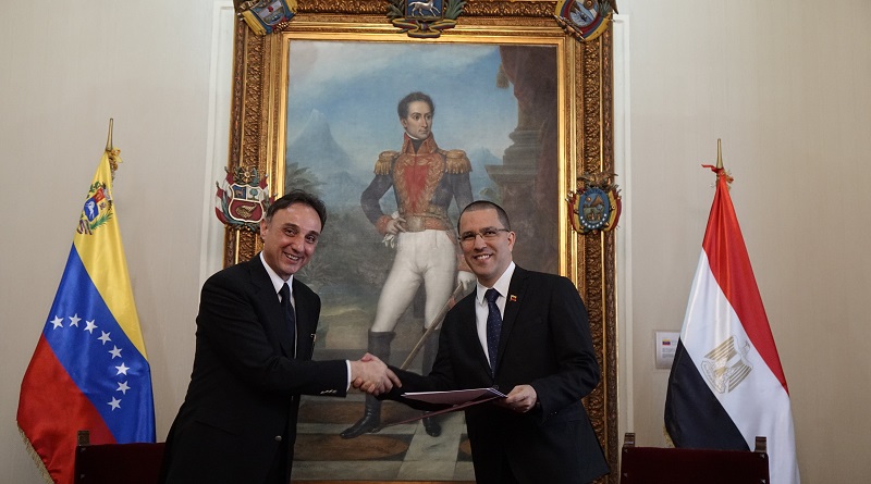 Canciller Arreaza recibe Copias de Estilo de nuevo embajador de Egipto