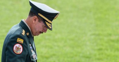 Dimite el comandante del Ejército de Colombia
