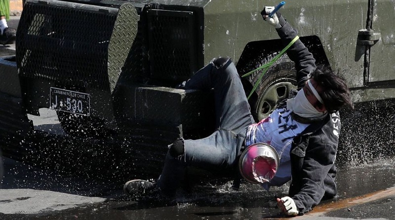 Demandan destitución de Intendente y jefe de Carabineros tras aplastamiento de joven en Santiago de Chile
