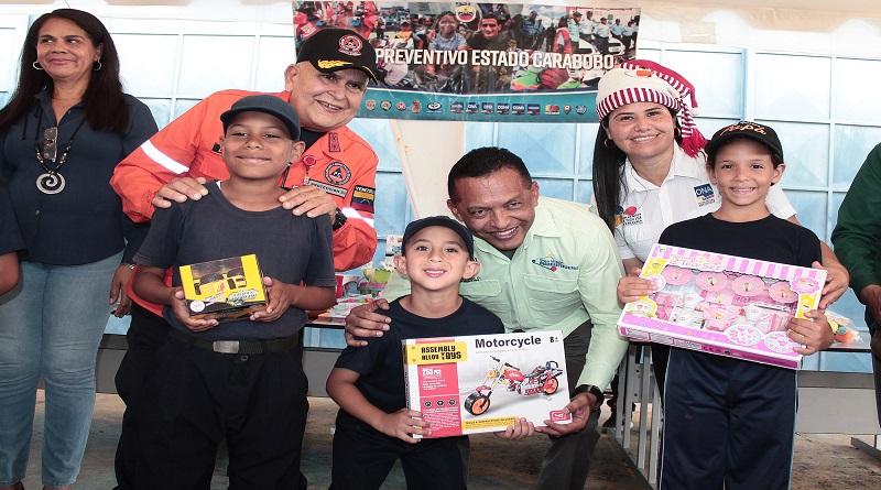 En Paz y alegría niños y niñas de Valencia reciben un juguete en Navidad