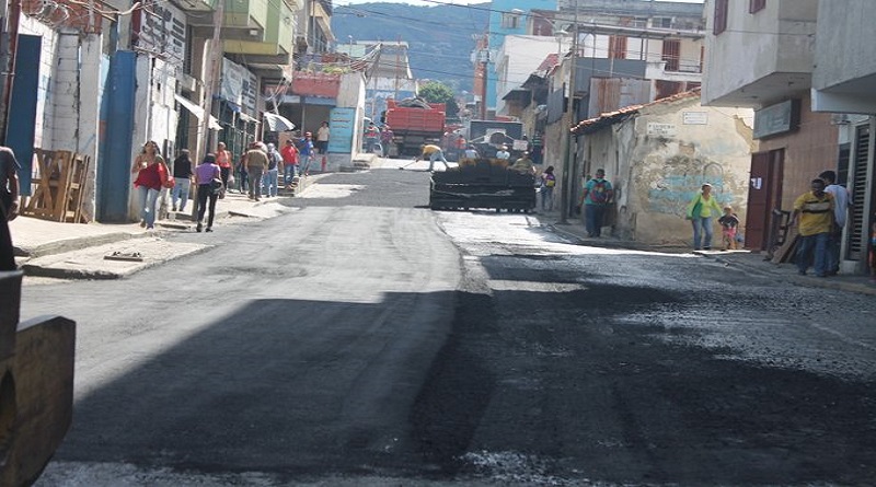 Colocan más de 100 toneladas de asfalto en el casco central de Guarenas