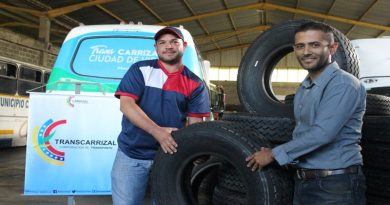 Autobuseros del sector el Ayuntamiento en Carrizal recibieron dotación de cauchos