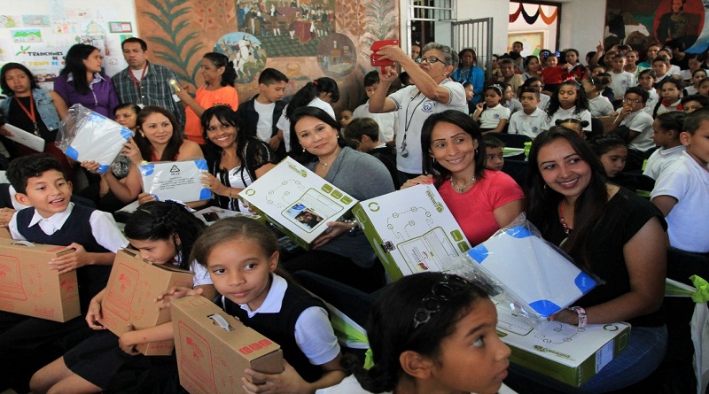 Gobierno Bolivariano entregó 1.262 equipo Canaima a estudiantes y docentes en Caracas