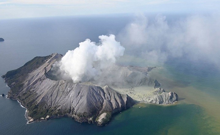Erupción de volcán en Nueva Zelanda deja 5 muertos