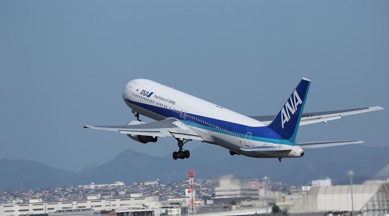 Un Boeing 767 con casi 300 ocupantes aterriza de emergencia en Japón tras incendiarse uno de sus motores