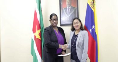 Canciller de Surinam recibe Copias de Estilo de nueva Embajadora de Venezuela
