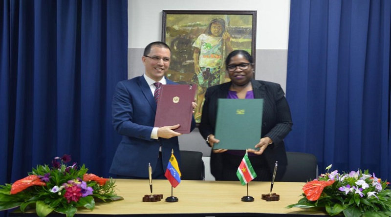 Cancilleres de Venezuela y Surinam suscriben declaración conjunta para profundizar relaciones bilaterales