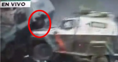 Violación DDHH sin disimulo en Chile: Tanqueta de Carabineros atropella a manifestante por la espalda aplastándolo contra otro vehículo