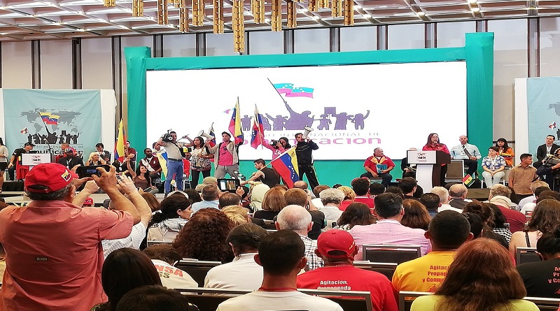 Florencia Lagos: Los chilenos estamos en las calles contra el dictador Sebastián Piñera