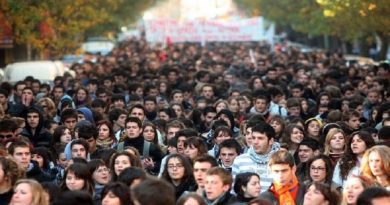 Estudiantes protestan contra abusos policiales en Grecia