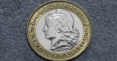 Gobierno de Argentina elimina impuesto a activos en pesos y gravará la compra de dólares