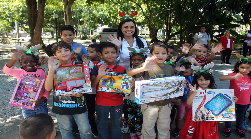 Fundaniño celebró compartir navideño y entrega de juguetes con más de 100 niños de Carabobo en parque Negra Hipólita