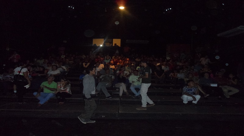La obra "Oscuro, de Noche" inauguró a sala llena el Festival de Occidente