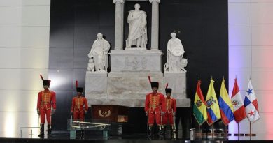 Autoridades rindieron tributo al Libertador Simón Bolívar por 189 años de su siembra