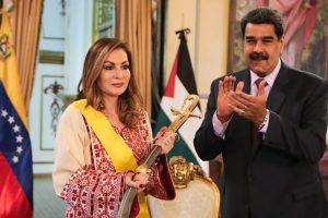 Presidente Maduro condecora a embajadora de Palestina Linda Sobeh Alí