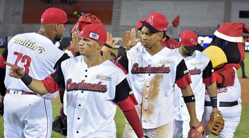 Cardenales blanquea a Magallanes para igualar la serie de postemporada