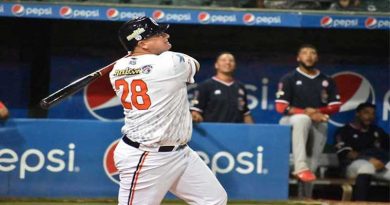 Caribes apaleó a Tiburones en el primero de la semifinal