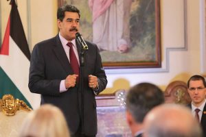 Presidente Maduro condecora a embajadora de Palestina Linda Sobeh Alí