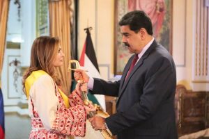 Presidente Maduro condecora a embajadora de Palestina Linda Sobeh Alí