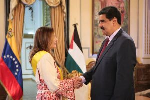 Presidente Maduro condecora a embajadora de Palestina Linda Sobeh Alí