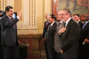 Presidente Maduro condecora a embajadora de Palestina Linda Sobeh Alí