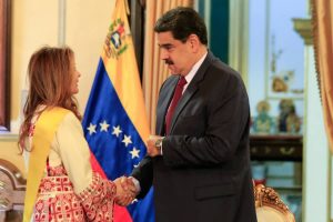 Presidente Maduro condecora a embajadora de Palestina Linda Sobeh Alí