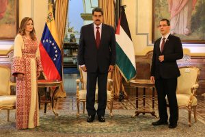 Presidente Maduro condecora a embajadora de Palestina Linda Sobeh Alí