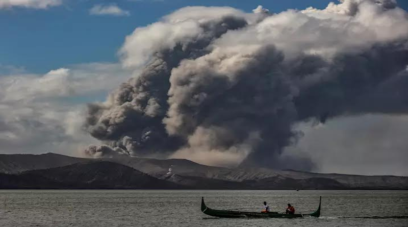 Van más de 82.000 evacuados tras erupción del volcán Taal