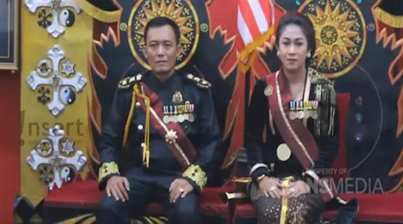 Policía de Indonesia arresta a matrimonio que se autoproclamó "reyes del mundo"