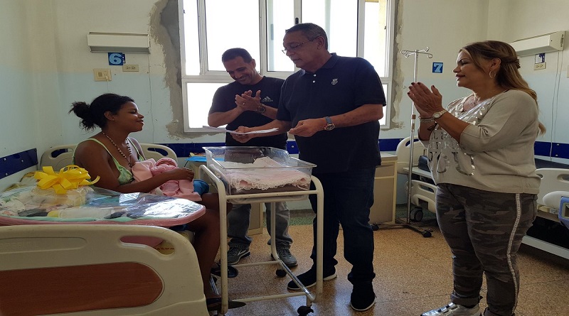 Gobernación de estado La Guaira entregó canastillas y pañaleras a primer niño nacido en el 2020