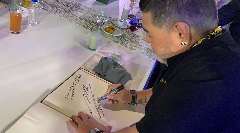 Diego Armando Maradona firmó el libro de visitantes de La Casona Cultural Aquiles Nazoa