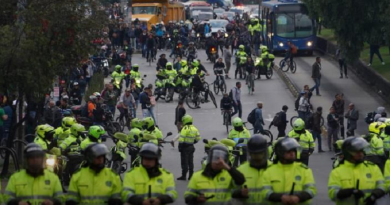 Enfrentamientos entre manifestantes y policía colombiana en protestas contra Duque 