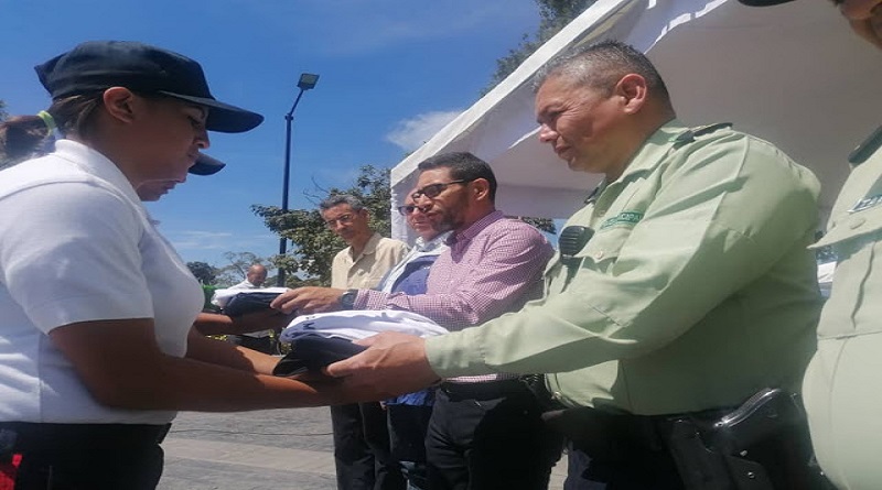 Imponen jerarquía a aspirantes de la academia de formación de oficiales de Carrizal