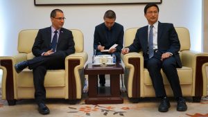 Canciller Jorge Arreaza y Qi Zhenhong, presidente del Instituto de Estudios Internacionales de China intercambiaron opiniones acerca de la realidad venezolana y de América Latina