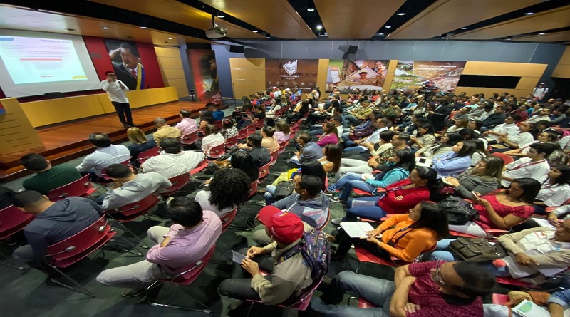 Jóvenes de la Patria asisten al Foro Juventud y Vanguardia del Petro