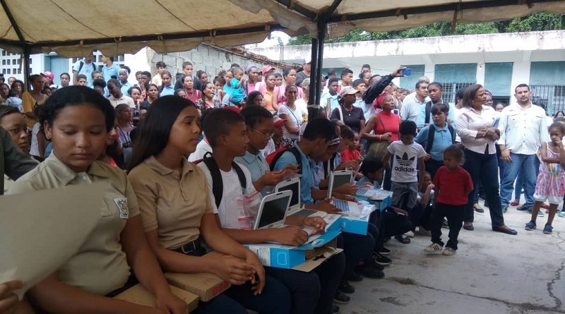 Entregan 163 Canaimas a estudiantes de U.E.E. Las Colonias en Higuerote