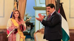 Presidente Maduro condecora a embajadora de Palestina Linda Sobeh Alí