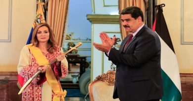 Presidente Maduro condecora a embajadora de Palestina Linda Sobeh Alí