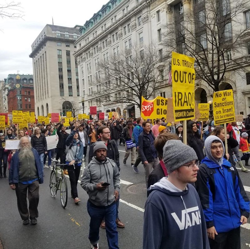 Pueblo estadounidense marcha y protesta frente a la Casa Blanca contra la guerra en Medio Oriente