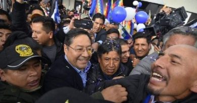 Candidato Luis Arce llegó a Bolivia y fue recibido por una multitud