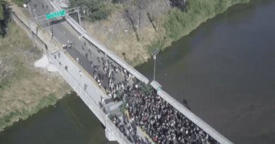 Miles de migrantes, en su mayoría hondureños, se aglomeraron entre el viernes y el sábado en el puente que divide las fronteras de México y Guatemala. | Foto: @HugoTelesur