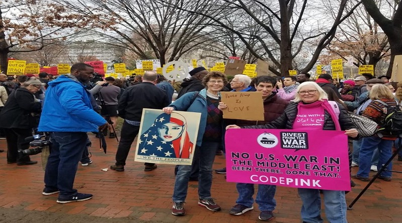 Pueblo estadounidense marcha y protesta frente a la Casa Blanca contra la guerra en Medio Oriente