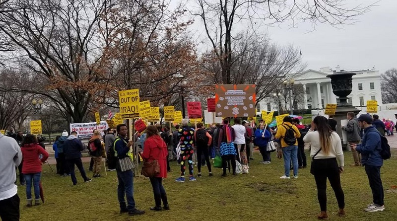 Pueblo estadounidense marcha y protesta frente a la Casa Blanca contra la guerra en Medio Oriente