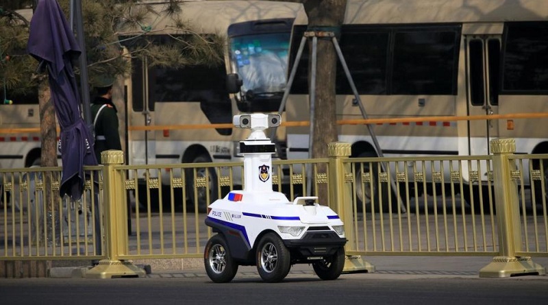 China desarrolla robot para medir temperatura corporal de personas en multitud