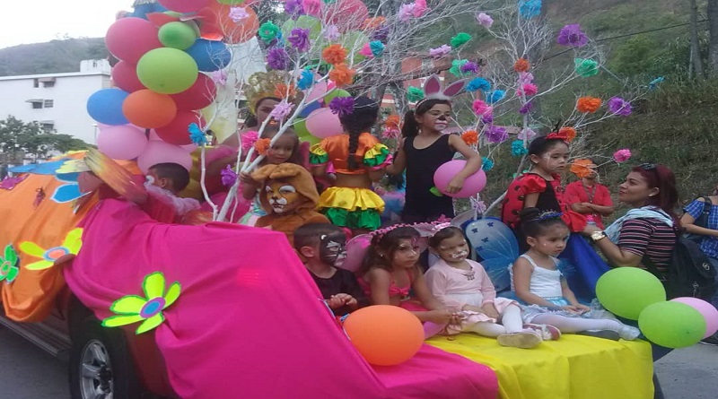 Escuelas de Trujillo disfrutan de Carnaval con exhibición de disfraces