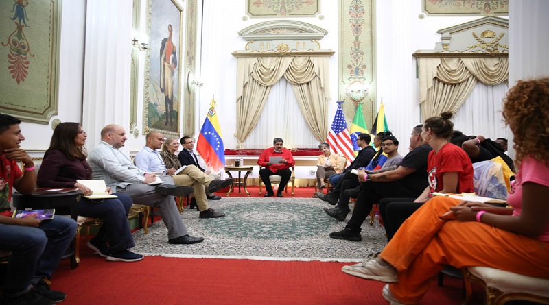 Jóvenes de la Brigada Internacionalista Ché Guevara visitan al Presidente Maduro