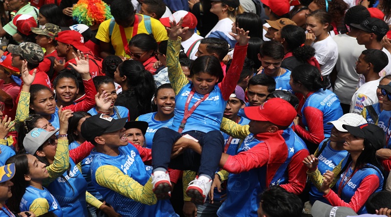 Presidente Maduro recibe a multitudinaria Marcha de la Juventud en Miraflores
