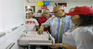 Habitantes de la Ciudad Socialista Tiuna disfrutan de la Farmacia Comunitaria número 20 en Caracas