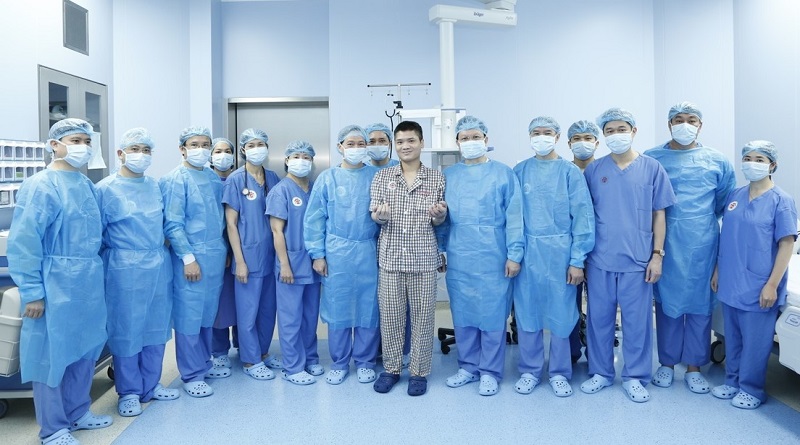 Realizan primer trasplante de un brazo entre pacientes vivos en hospital de Vietnam